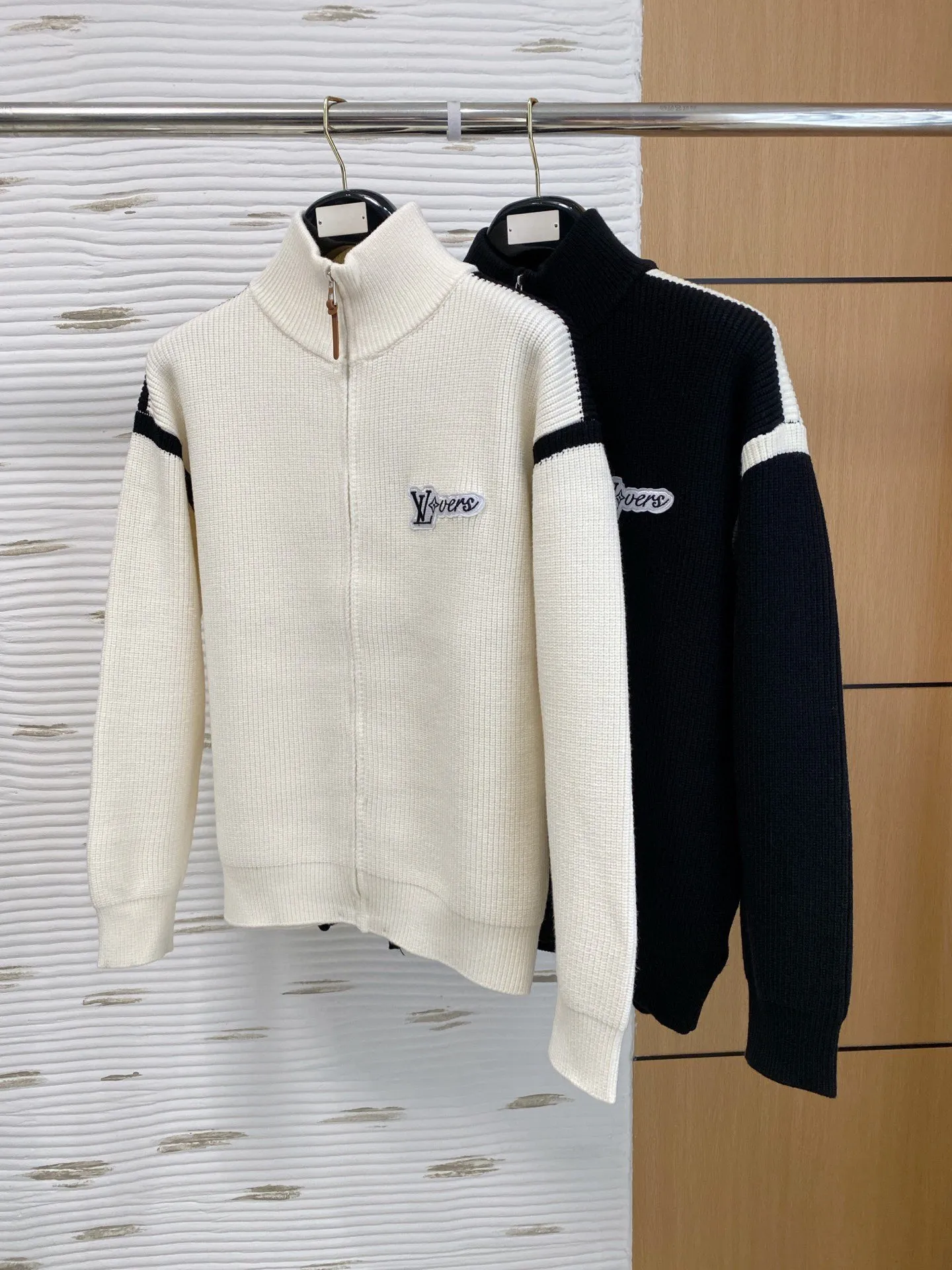 🅿️540 【LV Louis Vuitton】Autumn and winter classic cardigan sweater, in full condition! ! ! Wool blended fabric, the latest model in 2025, golden ratio! ! Slim-fitting soft gold, versatile and practical item, the combination and practicality are extremely powerful, simple and elegant, and classy! To create your own style, it is highly recommended to buy it in two colors. The standard slim fit tailoring process is suitable for both young and old men. It is knitted from wool and will not cause any discomfort! While keeping warm, it is stylish, textured and wearable, and the classic logo with contrasting colors on the chest feels in place! ! Recommended for regular customers! ! Size M-3XL (maximum wear: 190 pounds)